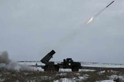 This handout photograph shows Ukrainian servicemen firing towards Russian positions in the Zaporizhzhia region
