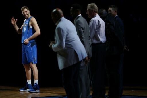 Dirk Nowitzki of the Dallas Mavericks waves to Charles Barkley, Scottie Pippen, Larry Bird, Shawn Kemp and Detlef Schrempf after his last home game.