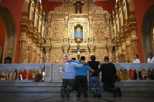 Javier Tarazona (second from left) prays in a church with his brother Jose Rafael Tarazona (second from right) and lawyers Miguel Forero (right) and Omar de Dios Garcia after his release from prison