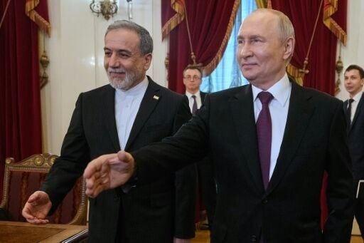 Iranian Foreign Minister Abbas Araghchi (L) met Russian President Vladimir Putin in Saint Petersburg