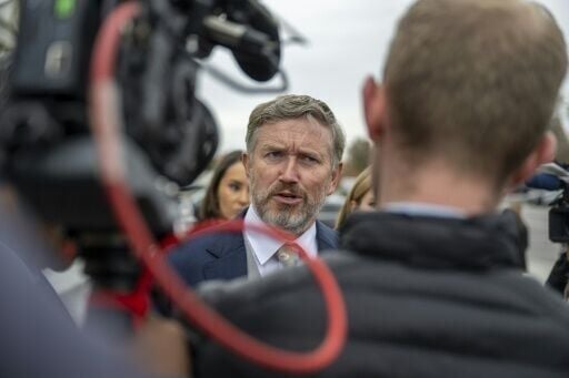 L'élu républicain Thomas Massie parle à la presse devant le Capitole de Washington, le 18 novembre 2025