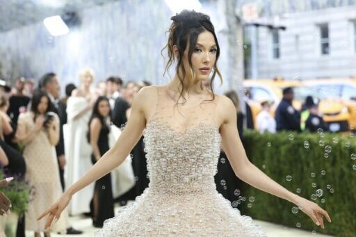 Olympic gold medal-winning freestyle skier Eileen Gu wore a gown that had a built-in bubble maker