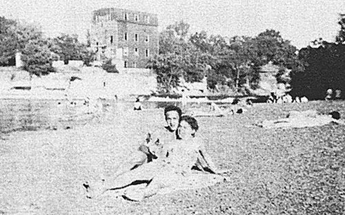 Local residents enjoy Rockford Beach in 1946.