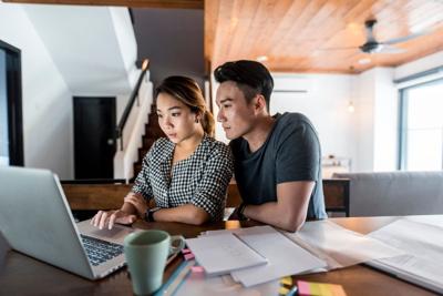 Couple applying for a credit card online