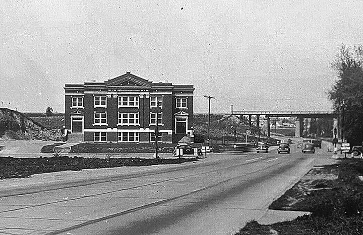 Looking north on Truman Boulevard past the intersection of Bailey Road toward the railroad trestle, before Stoplight was built.