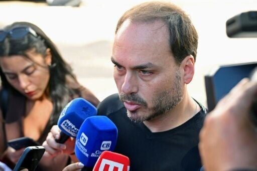 Carlos Bolsonaro showed up at the hospital entrance to "send good energy" to his father