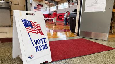 A “vote here” sign directs people to the ballots in the Crystal City High School.