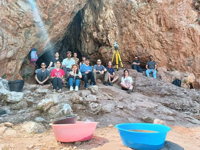 Humans and Neanderthals may have lived together in the same caves, suggests study