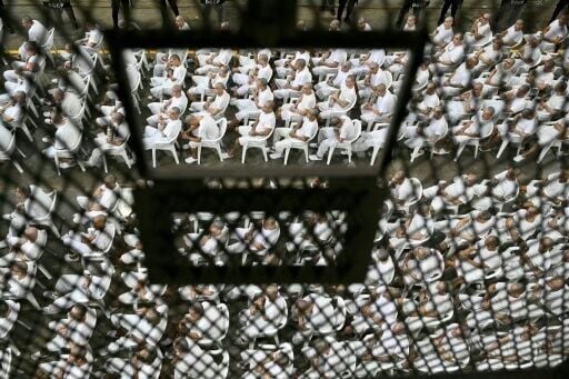 Miembros de la banda Mara Salvatrucha (MS-13) asisten por videoconferencia a un juicio masivo en el Centro de Confinamiento del Terrorismo (CECOT) de Tecoluca, El Salvador, el 23 de abril de 2026