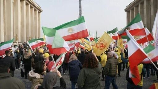 'No shah, no mullah': pro-democracy protesters rally in Paris for Iran