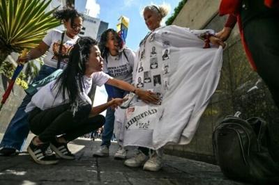 Venezuela's National Assembly has delayed several sittings meant to pass an amnesty bill meant to free political prisoners, whose loved ones are clamoring for their freedom
