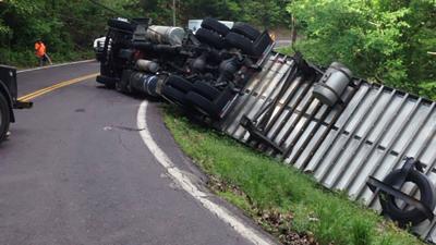 Tractor Trailer Hauling Paint Runs Off Old Lemay Ferry Road