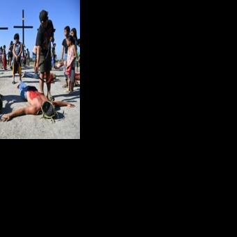 Braving high fuel costs, Filipinos flock to crucifixion spectacle