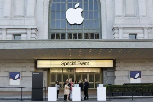 Strong Apple results boosted shares 3.2 percent, contributing to records for the S&P 500 and Nasdaq