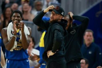 Stephen Curry of the Golden State Warriors, sidelined by a right knee injury, will miss at least another 10 days, the NBA club announced