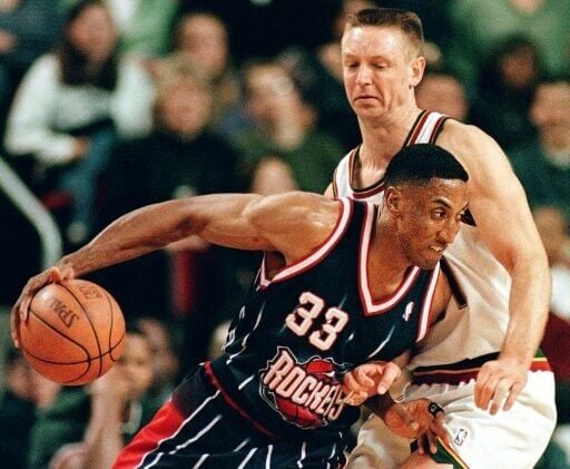 Houston Rocket Scottie Pippen drives past Seattle Supersonic Detlef Schrempf in 1999.