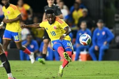 Colombia's Johan Carbonero scores the game-winner in a 2-1 friendly win over New Zealand in Fort Lauderdale, Florida