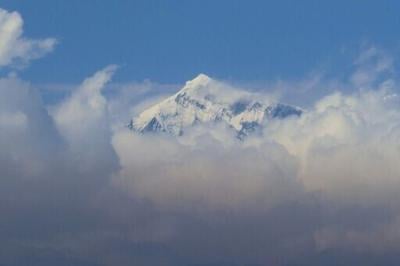 Australian Oliver Foran is seeking to break the record for a "sea to summit" ascent of Mount Everest
