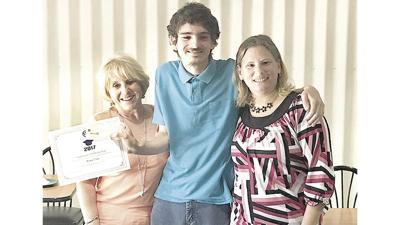 Kiwanis Club presents scholarship