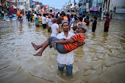 Sri Lanka has called for international aid to cope with the aftermath of floods which have killed more than 350 people