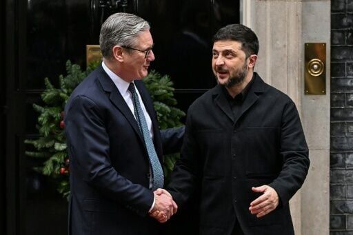 Ukrainian President Volodymyr Zelensky (R) met with British PM Keir Starmer (L), Germany Chancellor Friedrich Merz and French President Emmanuel Macron in London