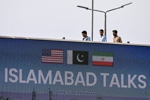 A digital screen displaying news of US–Iran peace talks along a road in Islamabad on April 10, 2026