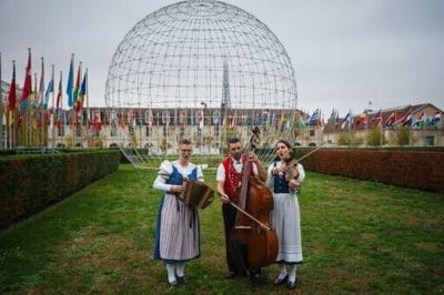 Katja Burgler (L), Maya Stieger (R) and Peter Looser perform in the garden of the UNESCO headquarters in Paris