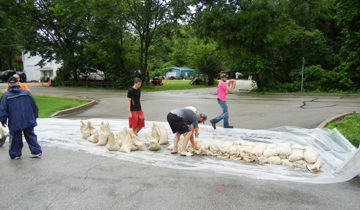 Volunteers lay sandbags around the Herculaneum Amvets Post 42