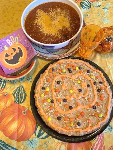 My Leader Yummy: Western Chili Con Carne and Peanutty Halloween Cookie Pizza