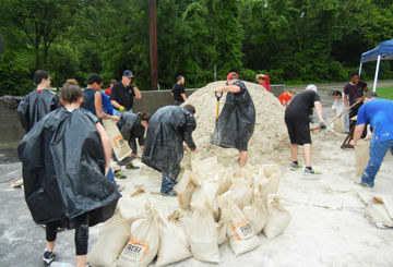 Volunteers sandbag around Herculaneum Amvets Post 42