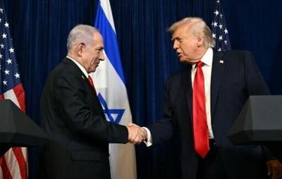 Israeli Prime Minister Benjamin Netanyahu (L) said US President Donald Trump (R) would be awarded the Israel Prize, his country's highest civilian honor