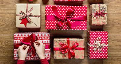 gifts-tying-bow.jpg