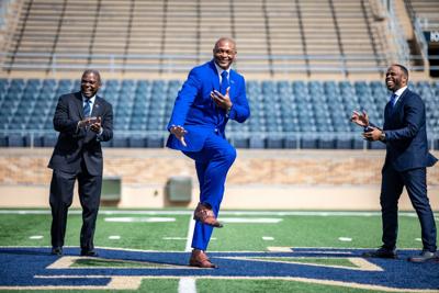 Eddie George Heisman pose