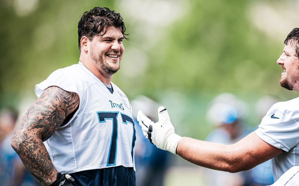 Taylor Lewan signs record deal with the Titans