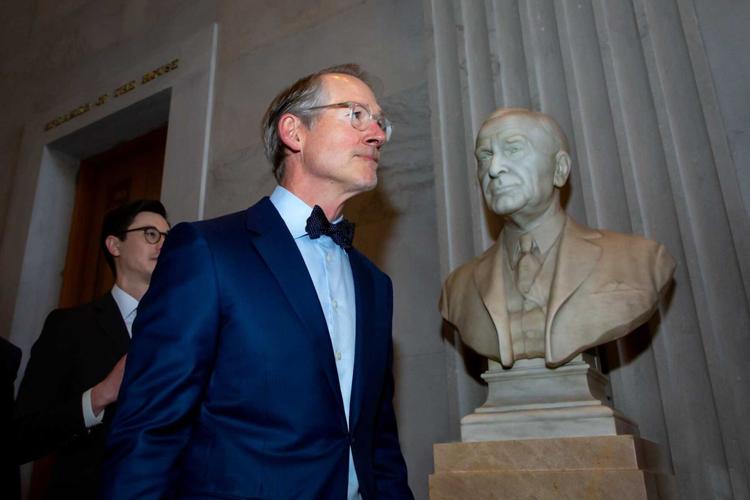 041025SenateWEB-2.jpg