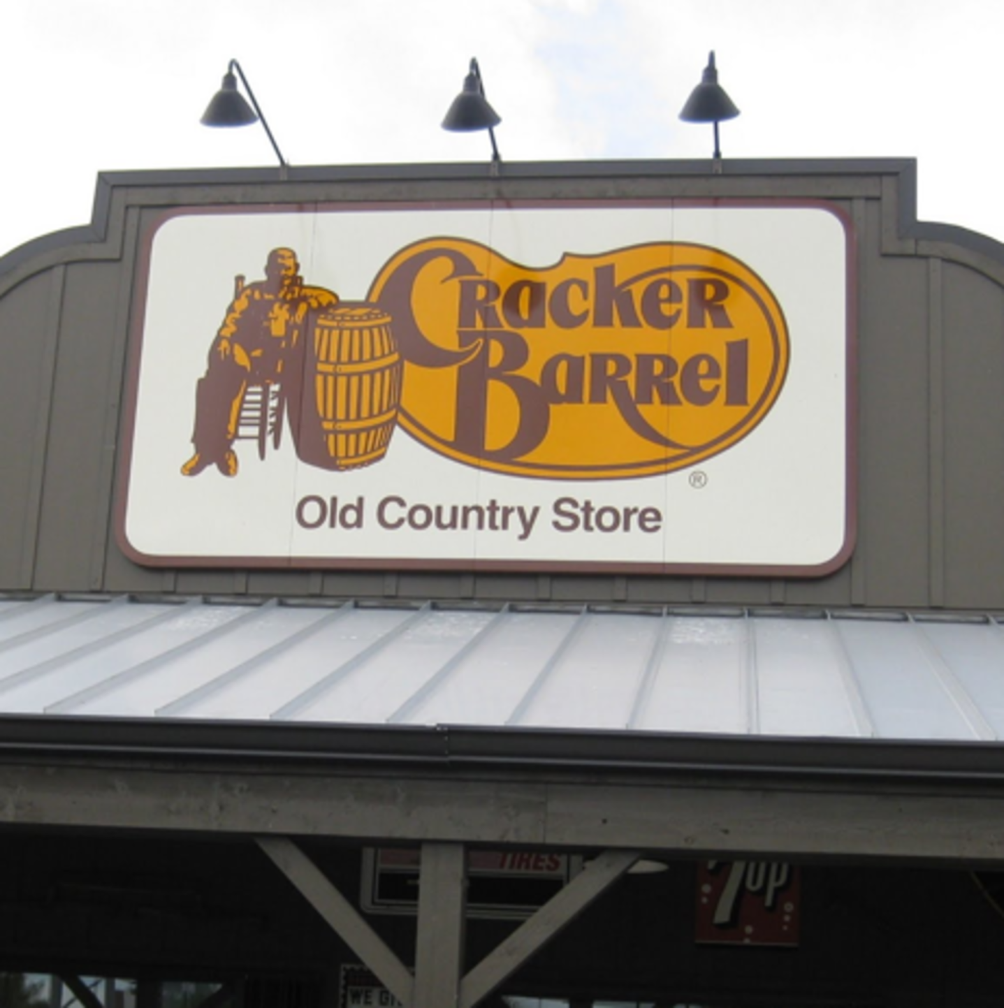 Cracker Barrel signs licensing deal with John Morrell Home