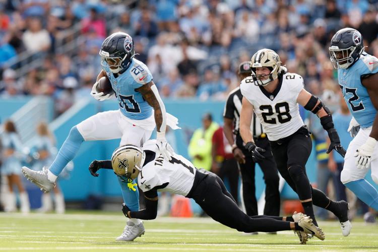 Titans cornerback Alontae Taylor takes down Titans' Tony Pollard in 2025