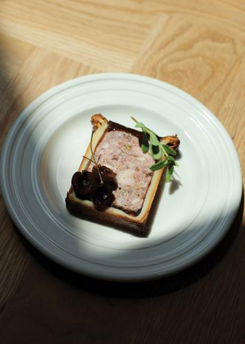 A loaf of pâté, bottom and sides wrapped in pastry dough, baked, topped with a layer of gelée.