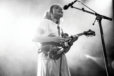 Sierra-Hull-photo-credit-Em-Wailis---Brooklyn-Steel-2-4-22--copy