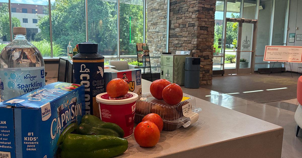 Bach Bank Rescues the Food That Tourists Leave Behind