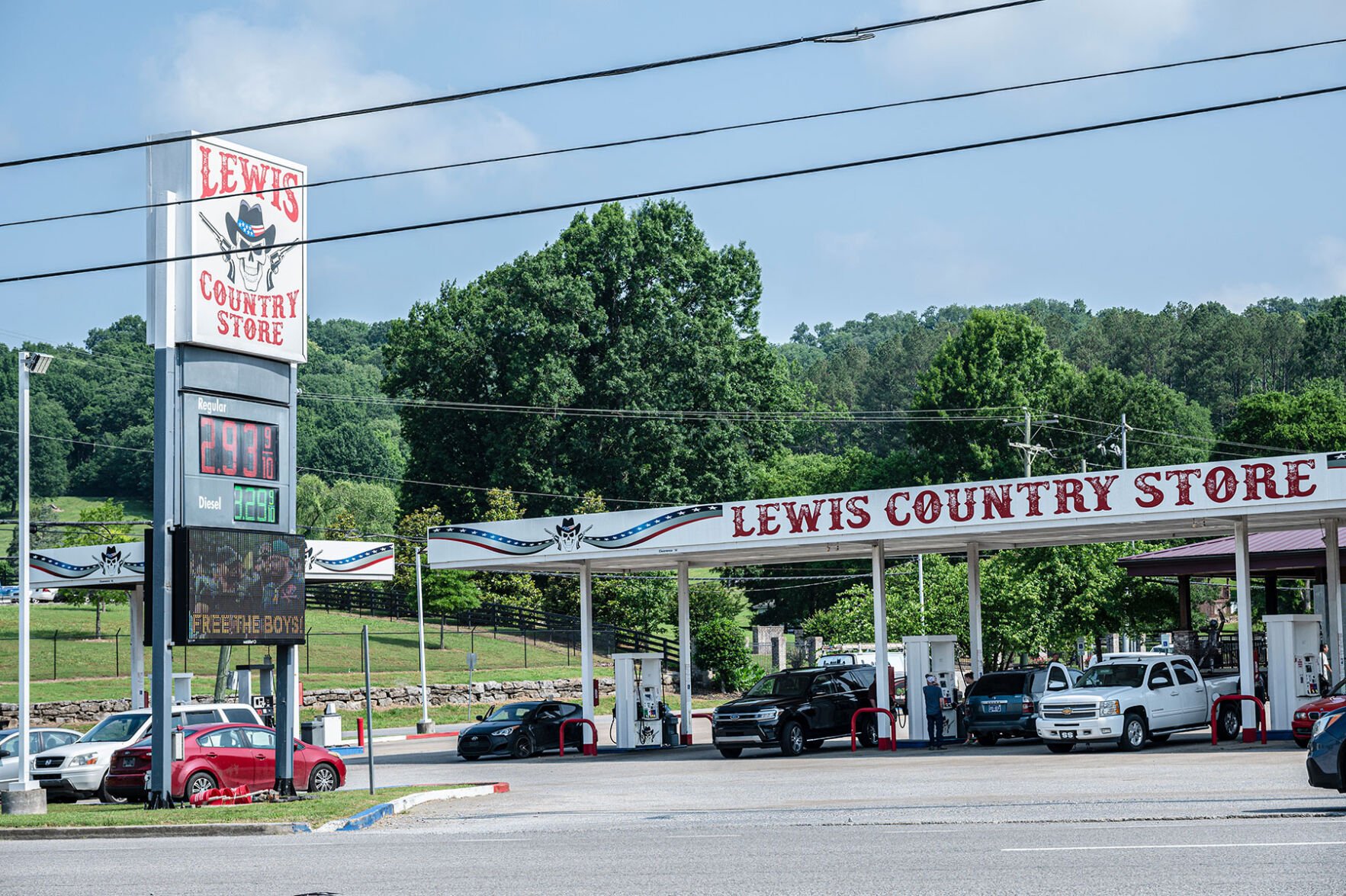 coverstory_eli-Lewis-Market-2241.jpg