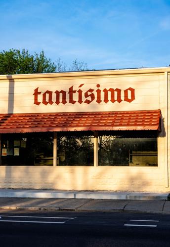 Tantísimo exterior street view.JPG