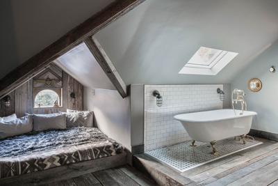 A clawfoot tub and a daybed at Urban Cowboy, the Nashville Scene’s 2026 Best Inn/Bed and Breakfast in Nashville