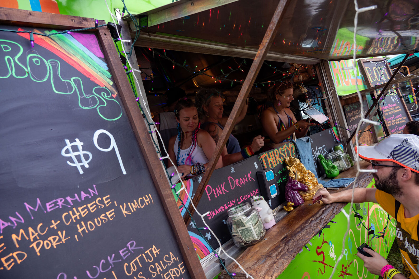 Bonnaroo2023Day1_CandidsAndCrowdShots-10.jpg