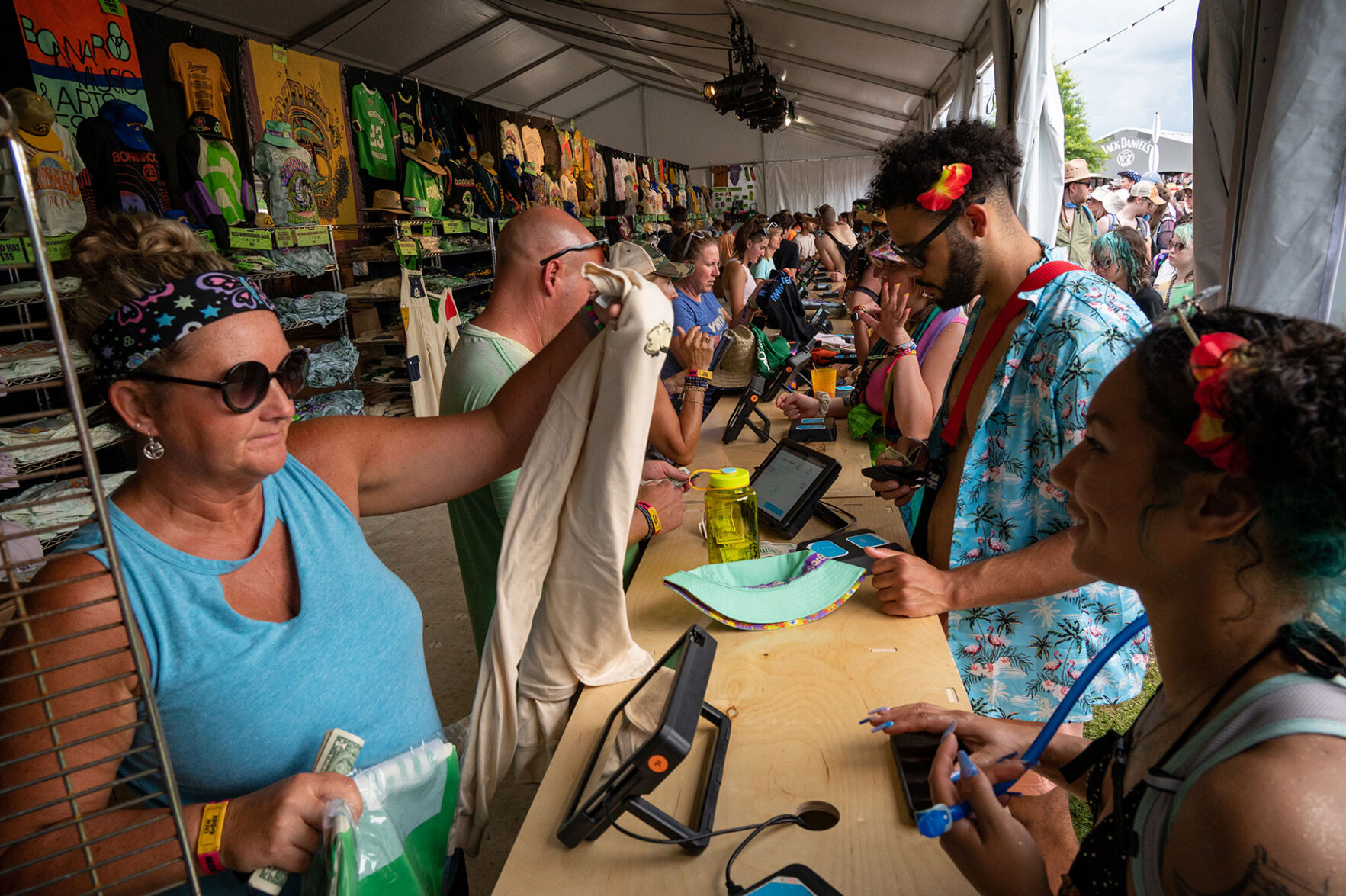 Bonnaroo2023Day1_CandidsAndCrowdShots-08.jpg