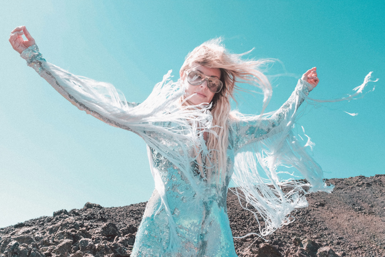 Elizabeth Cook Takes Country Music as Her Subject on <i>Aftermath</i>