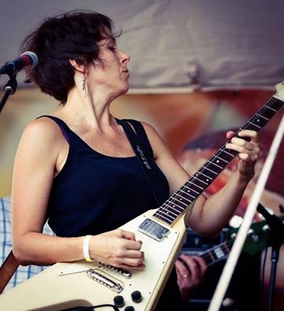 alicja-guitar-play