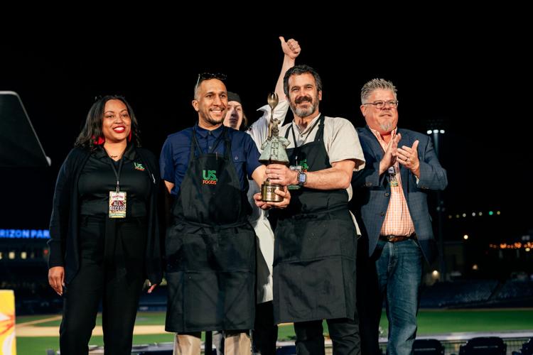 Lyra's Hrant Arakelian receives his trophy