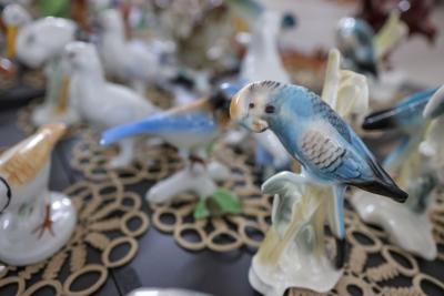 Shallow depth of field (selective focus) details with Romanian communist era ceramic trinkets (bibelouri).