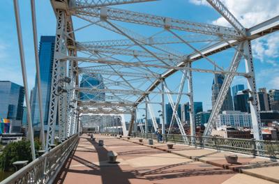 A photo of the pedestrian bridge that goes over the Cumberland River and connects downtown Nashville and the East Bank